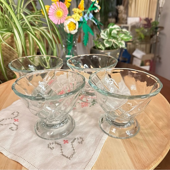 🍨 Vintage Set of 4 Clear Glass Footed Dessert Bowls with Swirl Design 🍧 - Picture 1 of 7